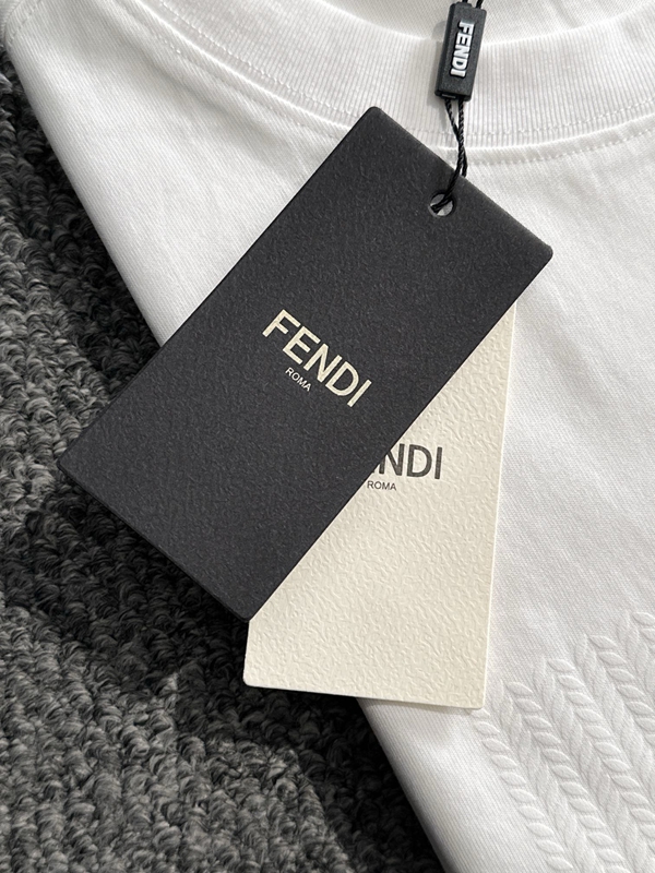 ブランドTシャツ着用イメージ